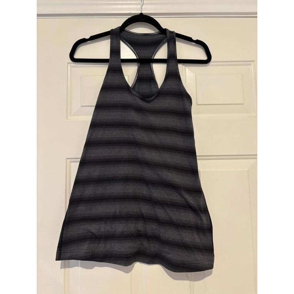 Women's sz 8 Lululemon black athletic tank LOGO CRACKED #642